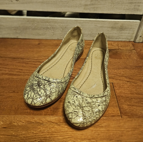 Frye Beige Patterned Women's Flats - Picture 1 of 4